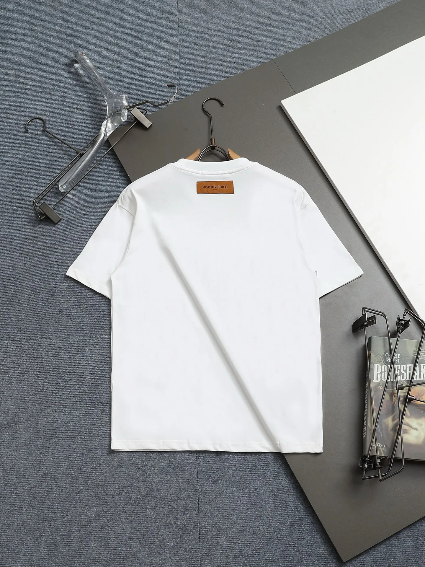 🅿️170 Louis Vuitton Louis Vuitton 1V slightly wide version XS-L 25SS LV new product counter catwalk model with leather letter logo embroidery on the front and back, same style for men and women! Short-sleeves are not the same as the general public, but must be unique and eye-catching. This LV short-sleeves is all about quality, comfort, consistent style, fashion, including fabrics and cutting techniques, all of which have been made with great effort! 320 grams of washed pure cotton fabric, pure cotton is breathable, very refreshing and comfortable for daily wear. The rib knitting on the neckline is smooth and tight, and the neckline will not be skewed if you toss it at will. The loose version, you will find that it looks really good on the upper body. The overall is minimalist and neat, super versatile for daily use! Pair it casually with a pair of pants for a youthful look. A T-shirt will make your outfit crazy. It is a fashionable item that can never go wrong! Color: Black White Size: XS-L Size chart: